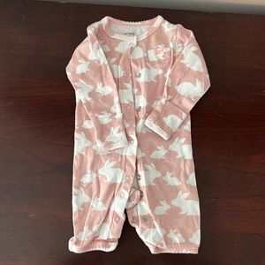 Newborn onesie 👶🏻